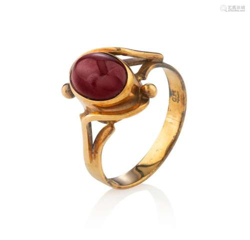 An antique 9ct yellow gold ring set with a cabochon garnet, ...