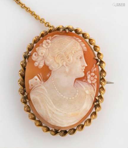 An antique cameo portrait brooch in 9ct yellow gold rope twi...