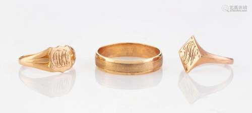 WILLIS & SONS 15ct gold ring with monogram shield, J. LA...