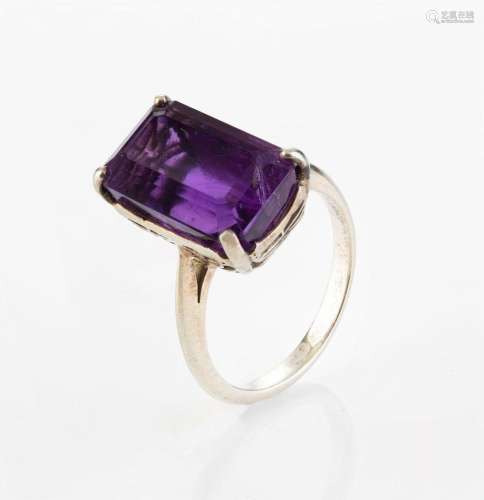 A 9ct white gold ring set with a large amethyst, 20th centur...