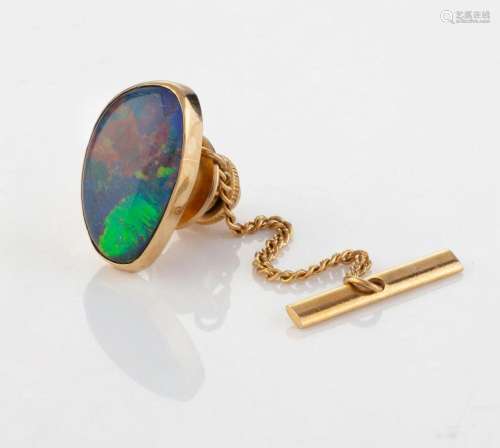 A 9ct yellow gold and opal triplet tie pin, circa 1970, 1.2c...