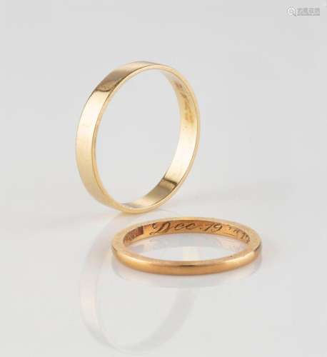 Two yellow gold wedding bands, one dated 1933, 3.7 grams tot...