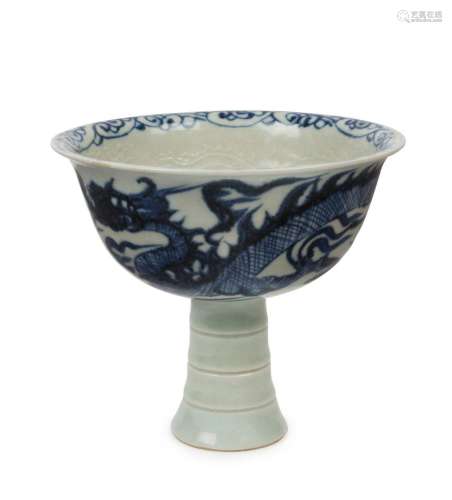A fine Chinese blue and white porcelain cup with Yuan dragon...