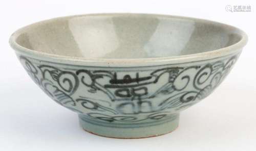 An antique Vietnamese porcelain bowl, 6cm high, 13cm diamete...