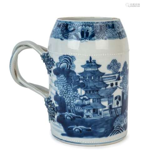 An antique Chinese blue and white export porcelain pint tank...