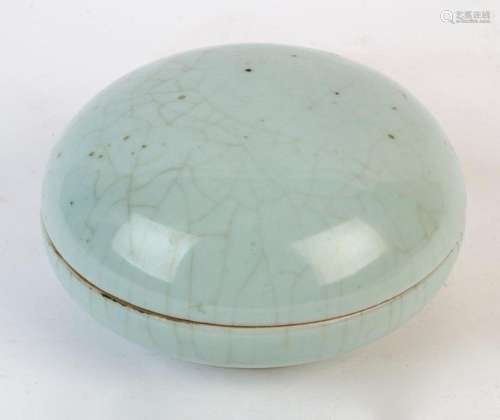 Guan ware Chinese porcelain lidded circular box, Qing Dynast...