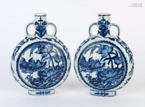 A pair of Chinese blue and white porcelain moon flask vases ...