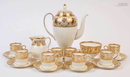 WEDGWOOD "Gold Florentine" 17 piece English porcel...