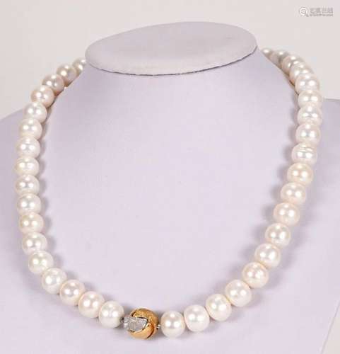 Pearl necklace with gold clasp