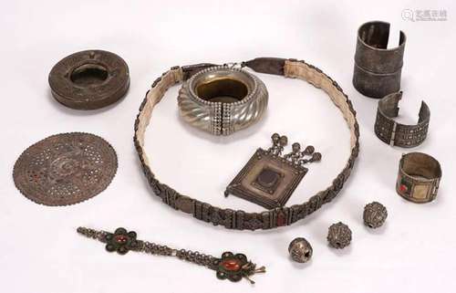 Assorted jewellery