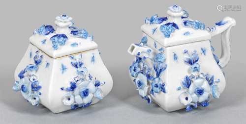 Paar italienische Miniatur-Kannen mit aufgelegten Blumen