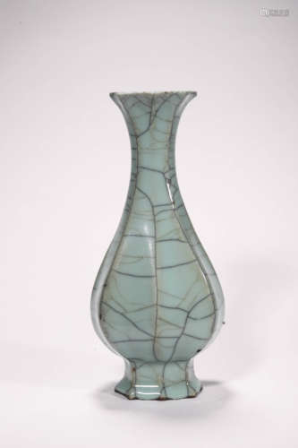 Guan-type Melon-ribbed Vase