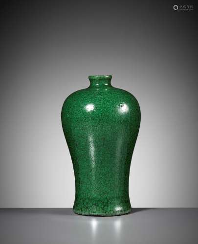 AN APPLE GREEN CRACKLE-GLAZED VASE, MEIPING, 18TH CENTURY