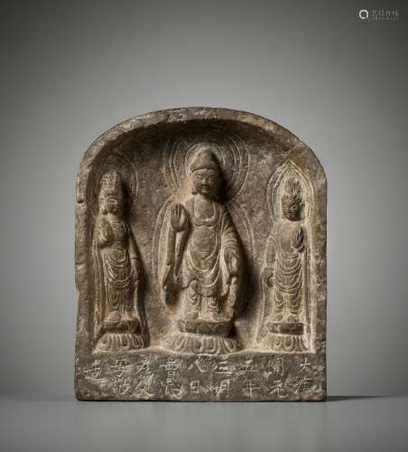 A SANDSTONE 'BUDDHIST TRIAD' STELE, TANG DYNASTY, DATED 717