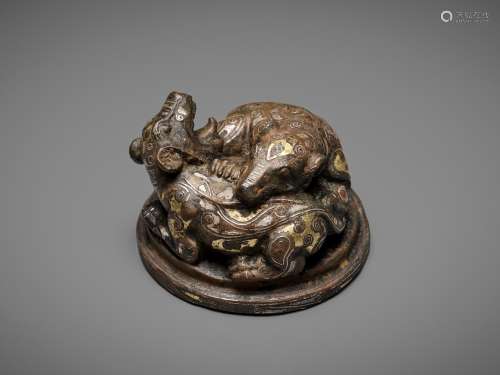 A GOLD AND SILVER-INLAID 'FIGHTING BEARS' BRONZE MAT WEIGHT,...