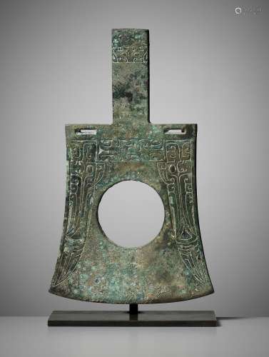 A RARE AND IMPORTANT BRONZE RITUAL AXE-HEAD, YUE, EARLY SHAN...