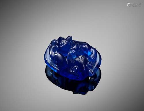 A BLUE PEKING GLASS 'BADGERS' PENDANT, QING DYNASTY