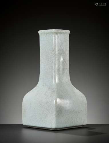 A GUAN-TYPE SQUARE VASE, 19TH CENTURY