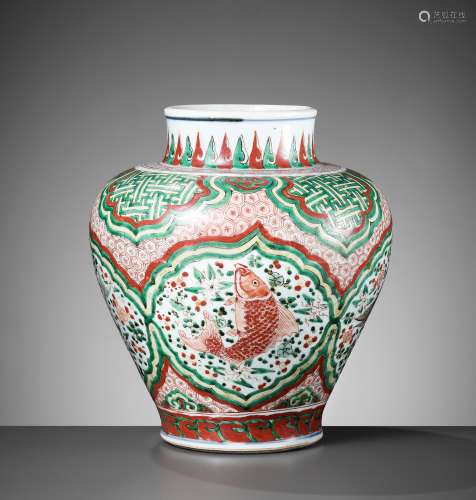 A WUCAI 'FISH' BALUSTER JAR, 17TH CENTURY