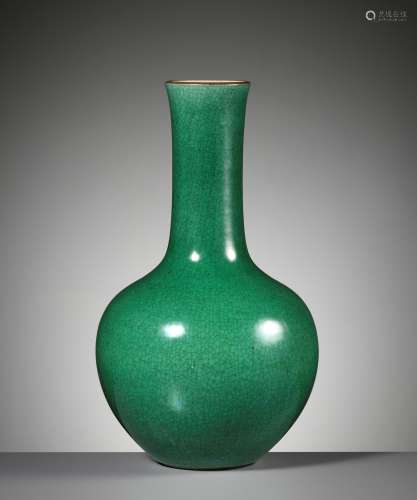 A GREEN CRACKLED BOTTLE VASE, TIANQIUPING, QING DYNASTY