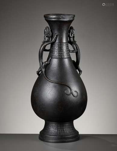 A LARGE ARCHAISTIC 'CHILONG' BRONZE VASE, 17TH-18TH CENTURY