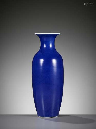 A SACRIFICIAL BLUE GLAZED BALUSTER VASE, 18TH - 19TH CENTURY