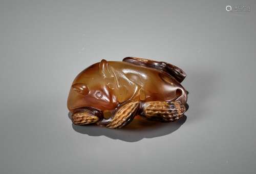 AN AGATE PENDANT OF A SQUIRREL WITH PEANUTS, 18TH-19TH CENTU...