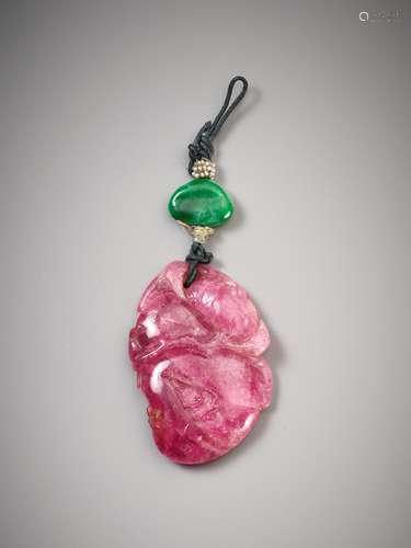 A PINK TOURMALINE 'PEACH AND BAT' PENDANT, 19TH CENTURY