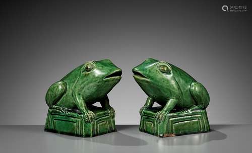 A RARE PAIR OF GREEN GLAZED POTTERY FROGS, KANGXI PERIOD