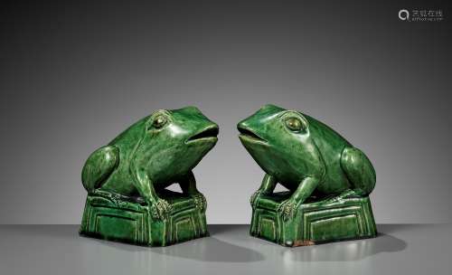 A RARE PAIR OF GREEN GLAZED POTTERY FROGS, KANGXI PERIOD