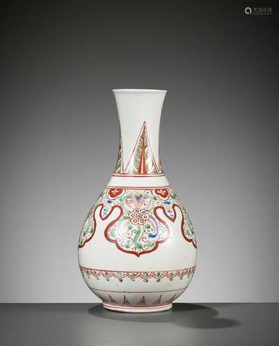 A GILT-DECORATED AND PEAR-SHAPED 'RUYI' VASE, YUHUCHUNPING, ...