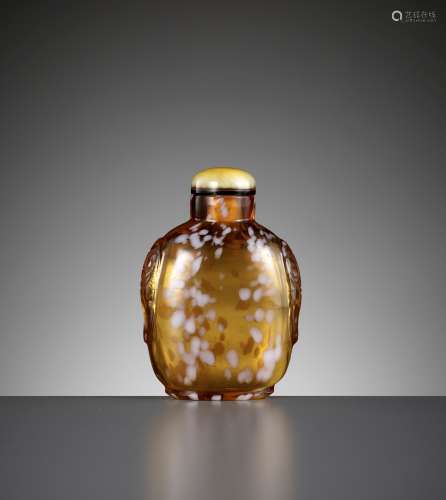 A SANDWICHED AND WHITE-SPLASHED AMBER GLASS SNUFF BOTTLE