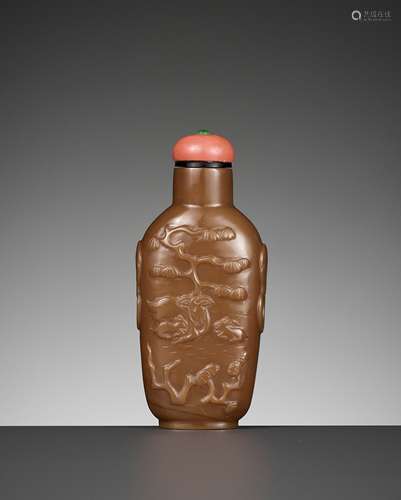 A CARAMEL GLASS SNUFF BOTTLE, YANGZHOU SCHOOL, 1820-1850