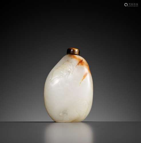A WHITE AND RUSSET JADE 'PEBBLE' SNUFF BOTTLE, 18TH CENTURY