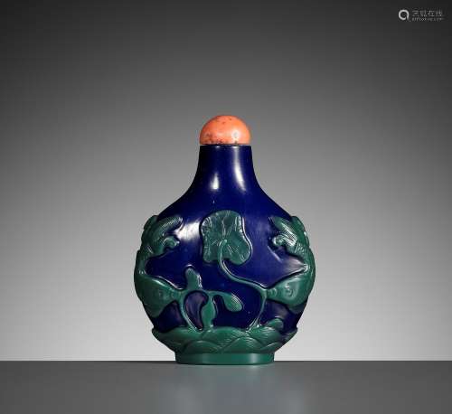 A GREEN-OVERLAY BLUE GLASS SNUFF BOTTLE, QING DYNASTY