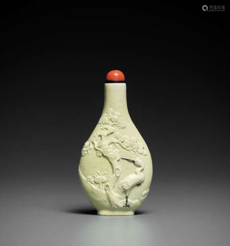 A MOLDED 'CRANE' SNUFF BOTTLE, ATTRIBUTED TO ZHANG MIANYI
