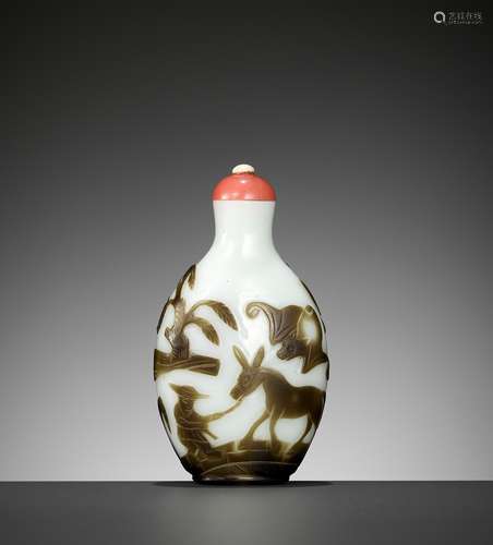 A YANGZHOU OLIVE-BROWN OVERLAY GLASS SNUFF BOTTLE, 1820-1860