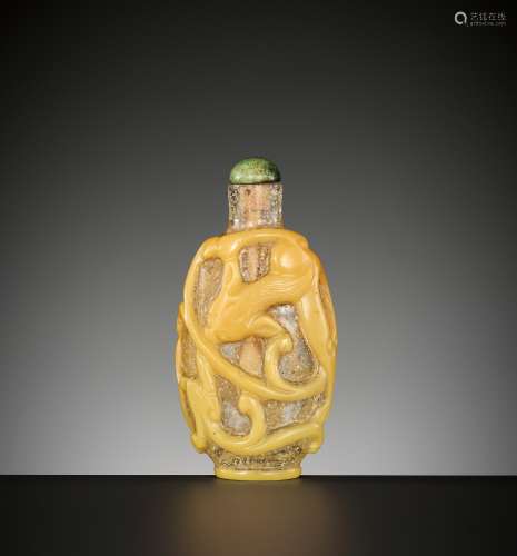A YELLOW OVERLAY SNOWFLAKE GLASS 'CHILONG' SNUFF BOTTLE, QIN...