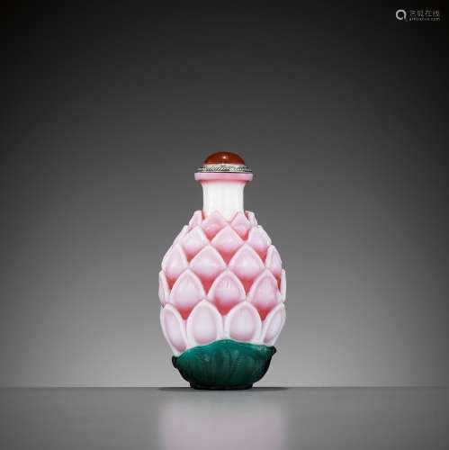 A SANDWICHED PINK GLASS 'LOTUS' SNUFF BOTTLE, QING DYNASTY