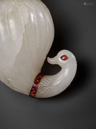 A RARE MUGHAL WHITE JADE CARVED 'GOOSE HEAD' FLASK