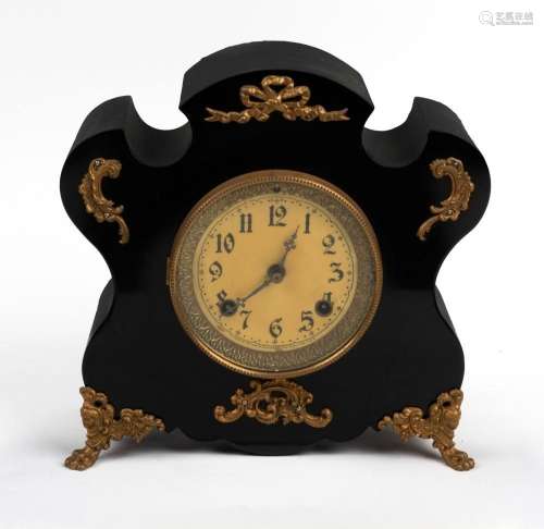 NEW HAVEN CLOCK Co. American mantel clock in a shaped eboniz...
