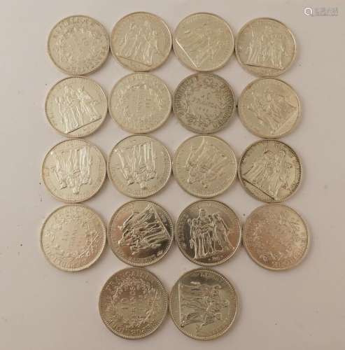 18 pièces de 10 francs Hercule en argent. Poids. 450g.