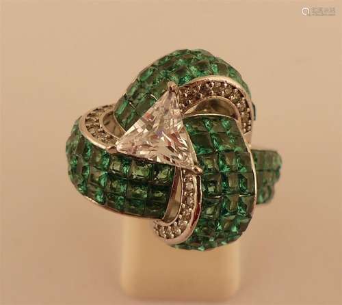 Bague en argent. Noeud entrelacé. Cristaux verts de style Sw...