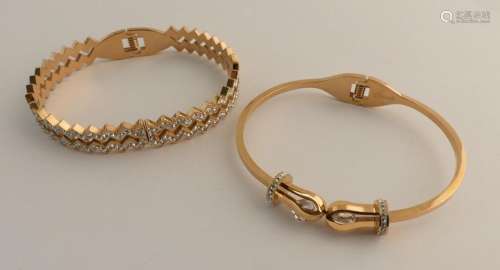 Deux bracelets en métal doré,agrémentés de pierres swarovski...