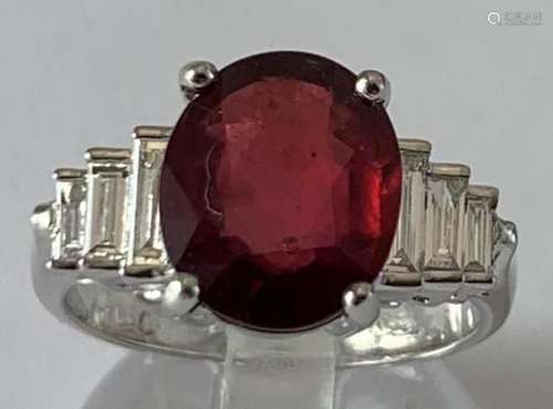 Bague en or blanc 750°/.(18K) 5g90 ornée d'un Rubis Traité t...