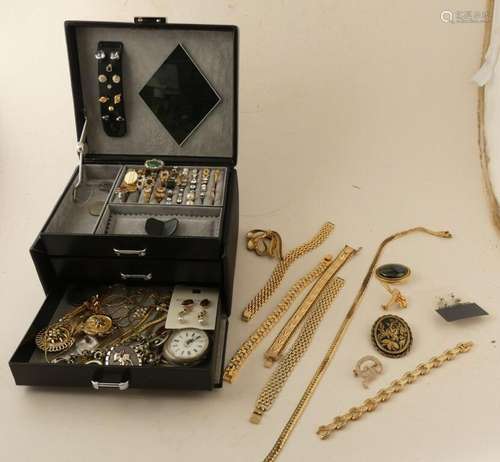 Lot de bijoux de fantaisie dans un coffret. Joint montre de ...