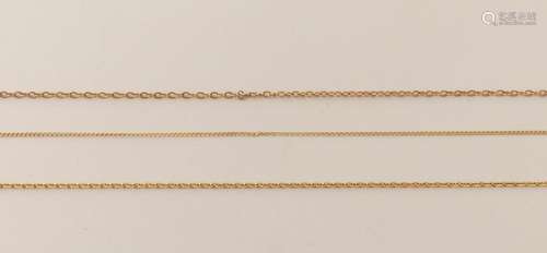 Chaine en or jaune 18K. Poids. 1.3g. Joint 2 autres chaines ...