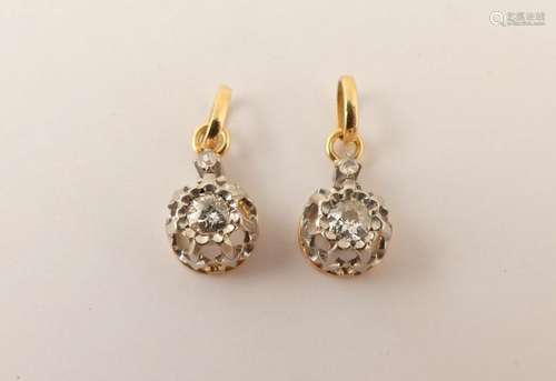 2 pendentifs en or chacun orné de 2 diamants. PB. 3.1g.