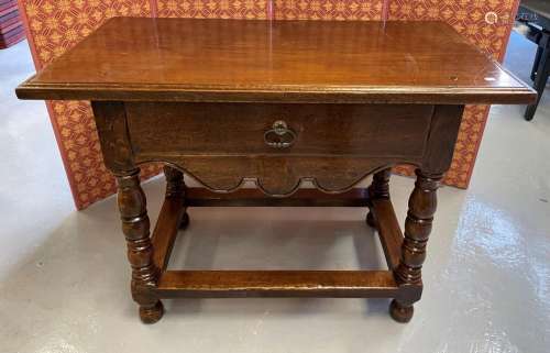Table basse en bois naturel de style Louis XIII. Haut : 65 c...