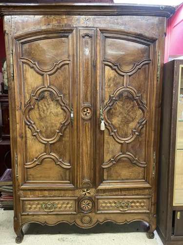 Armoire en noyer mouluré et marqueté. Panneaux quadrilobés. ...